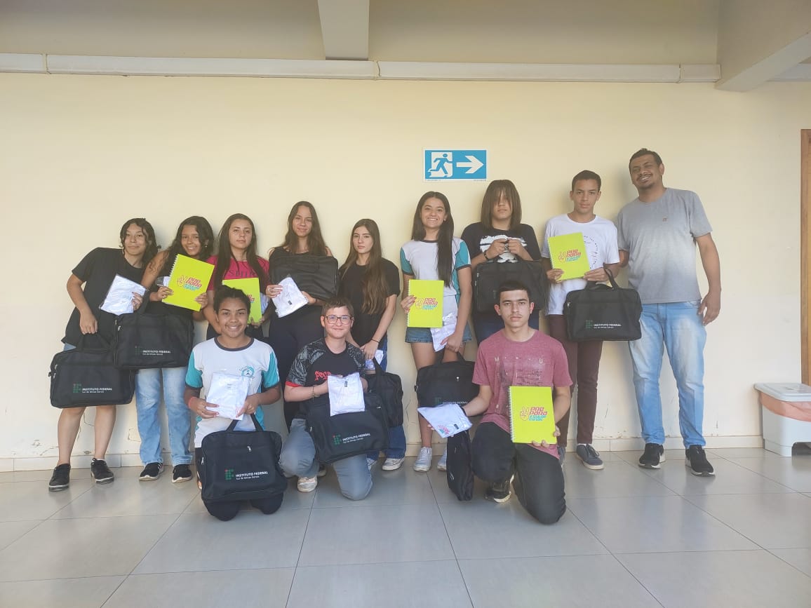 Enhtrega dos Kits aos estudantes 2